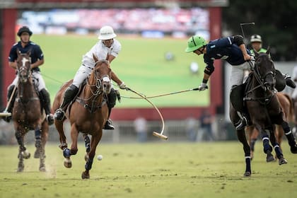 Pablo Mac Donough y Juan Britos cruzan tacos delante de la pantalla de la cancha 1 de Palermo; La Dolfina goleó por 15-6 a su equipo hermano.