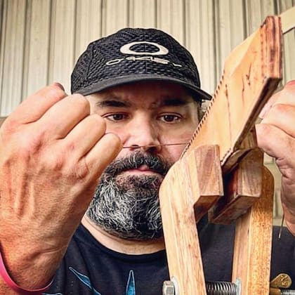 Pablo Macchion cose la vaina de cuero donde se enfundará el cuchillo conmemorativo