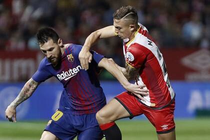 Pablo Maffeo, con la camiseta de Girona, en acción frente a Messi