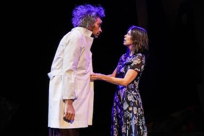 Pablo Mariuzzi y Valentina Bassi, sobre el escenario del teatro Cervantes