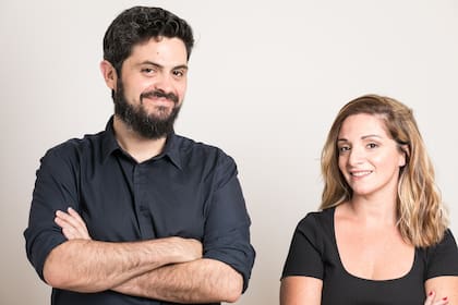 Pablo Martín Fernández y Martina Rua, los autores de Cómo fabricar tiempo, el podcast de LA NACION que llegó al millón de reproducciones