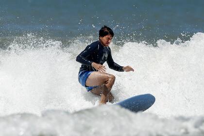 Pablo Martínez en plena acción, en Mar del Plata; a fin de año se recibirá de kinesiólogo; : sus secretos para disfrutar sobre la tabla y la admiración que genera