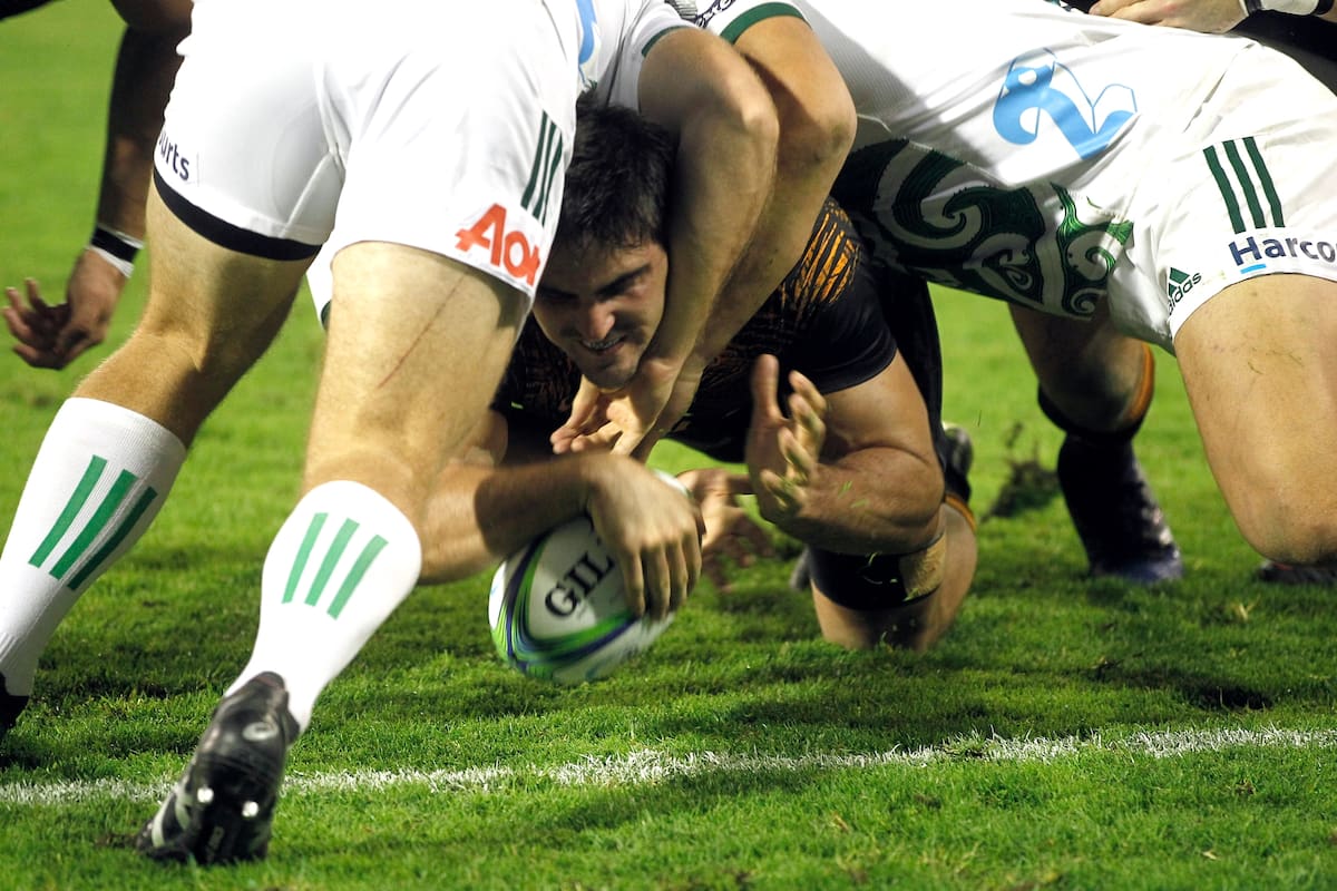 Pablo Matera anota el primer try, al minuto de juego