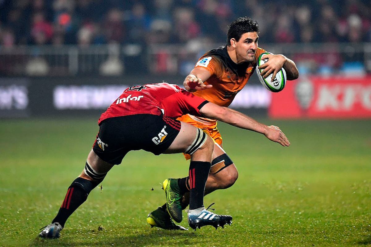 Pablo Matera con la ovalada es tackleado por Mitchell Dunshea, de Crusaders, en la final en Christchurch en 2019; Jaguares, más cerca de volver al Super Rugby