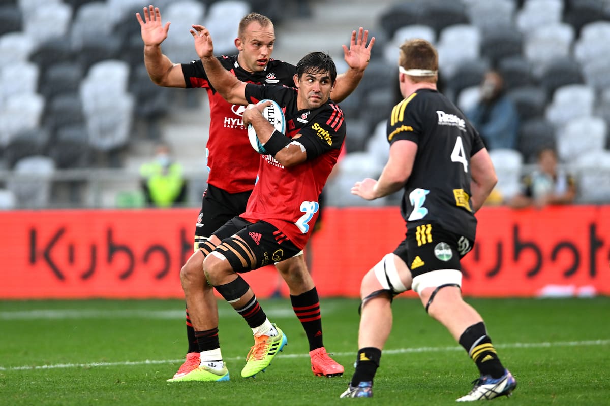 Pablo Matera, con la pelota en su poder en su debut en Crusaders