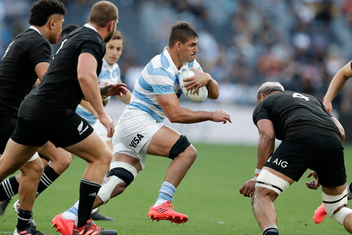 Pablo Matera en acción frente a los All Blacks