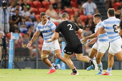 Matera está por recibir la pelota en el partido contra All Blacks; a última hora del miércoles la Unión Argentina de Rugby suprimió la sanción al tercera línea y sus compañeros involucrados en los tuits de 2011 y 2012.