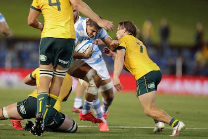 Pablo Matera es tackleado por Michael Hooper durante el partido que disputan Los Pumas vs los Wallabies en Newcastle, Australia.
