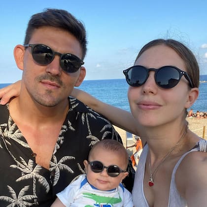 Pablo Matera junto a su pareja Alina Constantini y su hijo