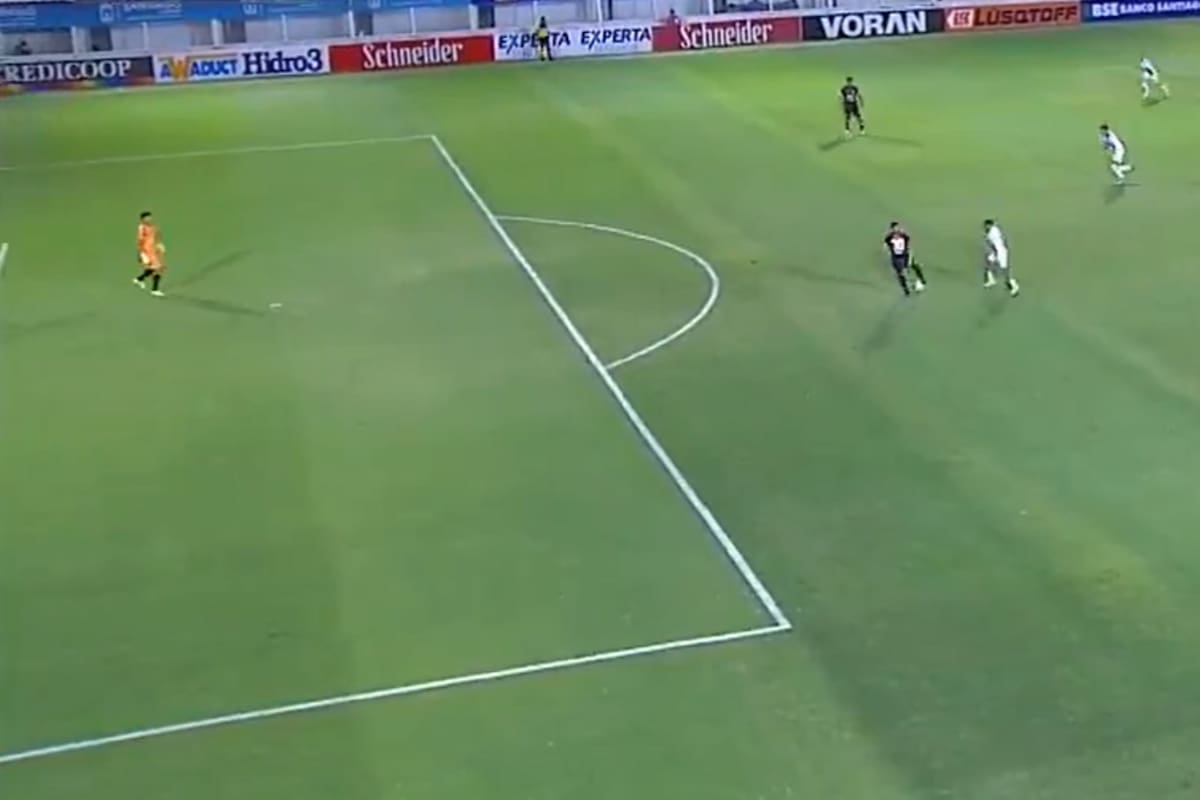 Pablo Minissale recibe la pelota y, ante la presión de Hernán López Muñoz, hará un pase al arquero Luis Ingolotti, que terminará con la pelota dentro del arco de Central Córdoba; será el gol de 2-0 de Godoy Cruz, puntero de la zona B de la Copa de la Liga Profesional.