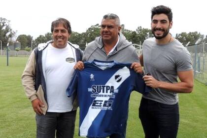 Pablo Mirón, expresidente de Alvarado, junto con Chiqui Tapia y Facundo Moyano