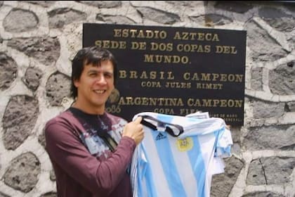 Pablo Montiel en el estadio Azteca, Ciudad de México, circa 2009. La foto reúne varias de sus pasiones: los viajes, el fútbol y el amor por la cultura popular.