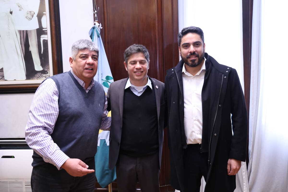 Pablo Moyano, Axel Kicillof y Hugo Moyano (hijo), este jueves, en la Casa de Gobierno bonaerense