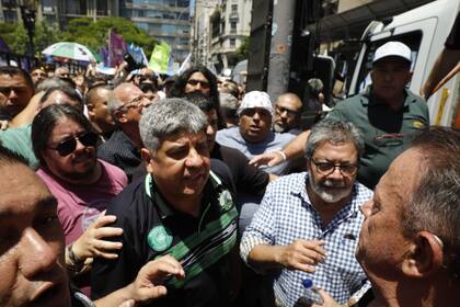 Pablo Moyano, con manifestantes frente a Tribunales, levantando la bandera de una inexistente pérdida de derechos