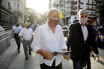 Pablo Moyano del gremio de camioneros, y Omar Plaini del gremio de canillitas, se retiran de la reunión de Sergio Massa