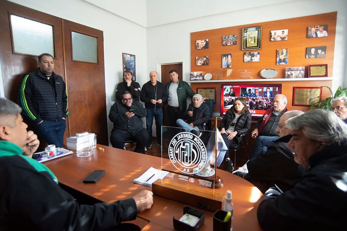 Pablo Moyano en su despacho del tercer piso de la CGT con su tropa de aliados y dirigentes de la CTA