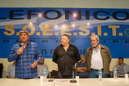 Pablo Moyano habla en la reasunción de Carlos Solezzi (en el centro) al frente de uno de los gremios telefónicos
