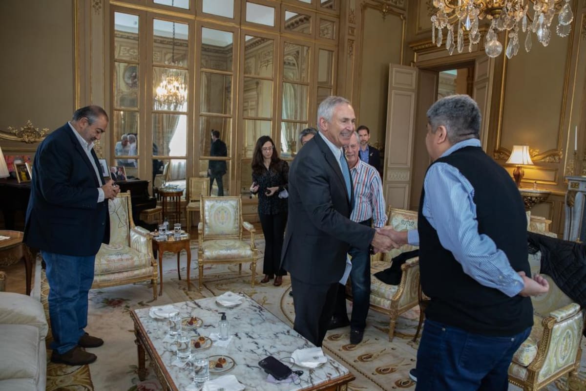 Pablo Moyano le estrecha la mano a Marc Stanley, embajador de Estados Unidos, en una visita de la CGT al Palacio Bosch en 2022; esta semana, otra comitiva sindical estuvo en la embajada