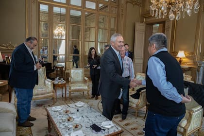 Pablo Moyano le estrecha la mano a Marc Stanley, embajador de Estados Unidos, en una visita de la CGT al Palacio Bosch en 2022; esta semana, otra comitiva sindical estuvo en la embajada