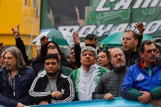 El paro del transporte se refuerza con la adhesión de más gremios y los piqueteros