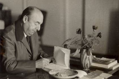 Pablo Neruda escribe en su cuaderno, en Budapest (Hungría), en 1967