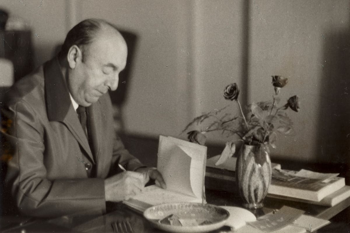Pablo Neruda, escribiendo en cuaderno, en Budapest, 1967
