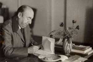 Pablo Neruda, escribiendo en su cuaderno, en Budapest (Hungría). en 1967