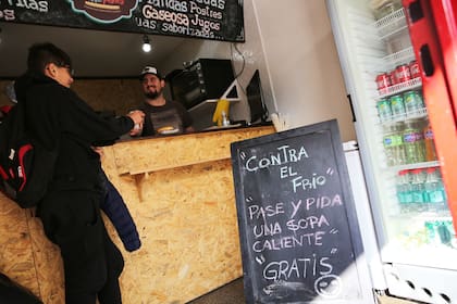Pablo ofrece sopa gratis en su local