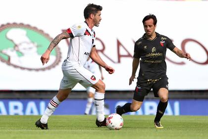 Pablo Pérez en acción en Newell's, frente a Colón