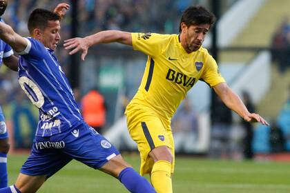 Pablo Pérez en acción frente a Godoy Cruz, durante el 4 a 1 de Boca por la Superliga