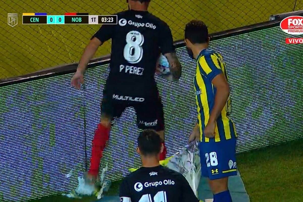 Pablo Pérez pisa el drone que sobrevolaba por el campo de juego del estadio en los primeros minutos en los que se disputaba el cásico rosarino