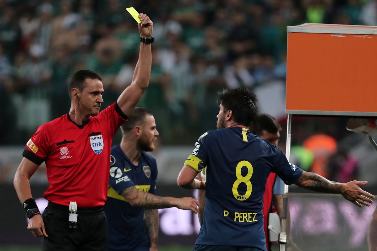 Pablo Pérez recibe una tarjeta amarilla. Una imagen que se repetiría de manera constante a lo largo de su carrera y en su paso por Boca