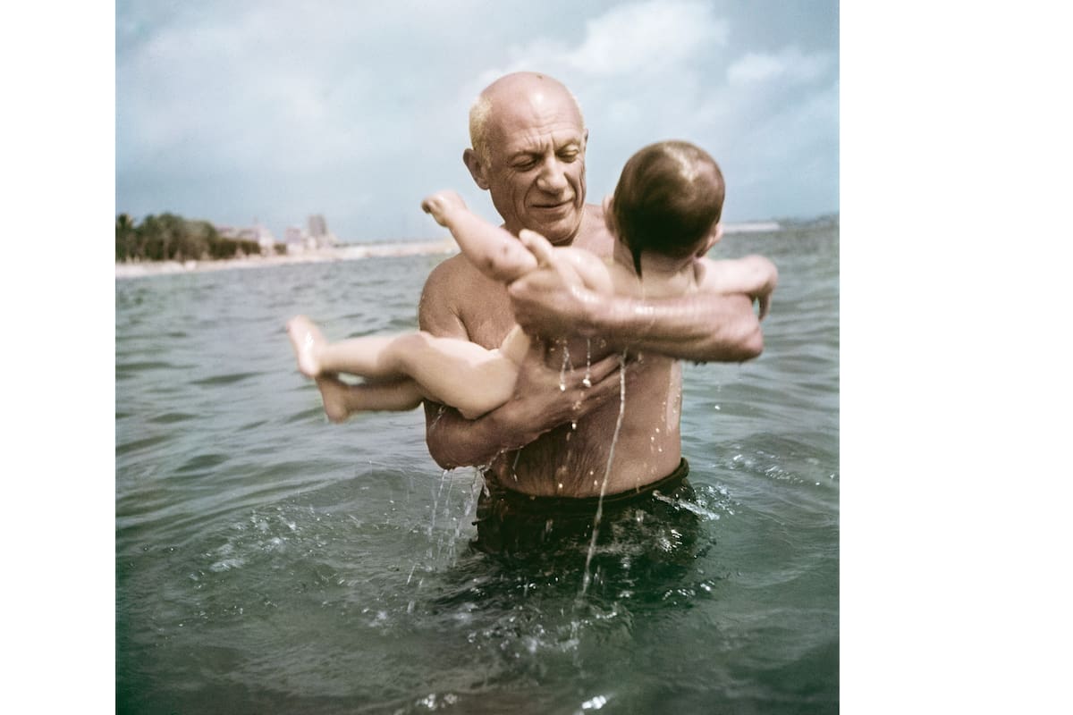 Pablo Picasso junto a su hijo Claude en la costa de Vallauris, Francia