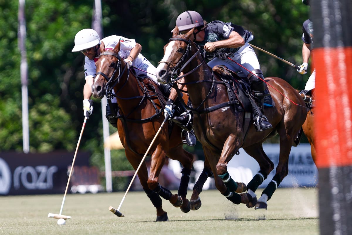Pablo Pieres mano a mano con Ignacio Laprida; el delantero de UAE fue imparable en los primeros chukkers de su debut en este Abierto de Tortugas.