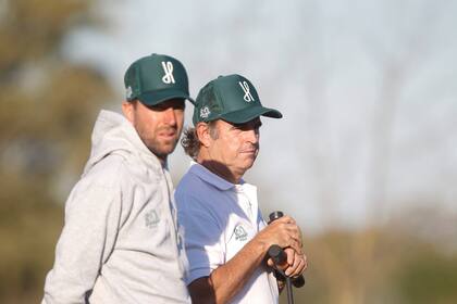 Pablo Pieres y Eduardo Heguy, el titular que no pudo jugar a raíz de una lesión en la mano derecha y el director técnico de La Hache.