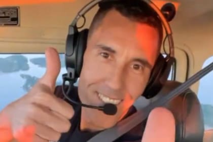 Pablo Prigioni, al mando de su avioneta y filmado por Wanchope Ábila