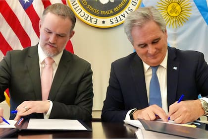 Pablo Quirno, ministro de Relaciones Exteriores de la Argentina, y Jamieson Greer, representante comercial de EE.UU. durante la firma del acuerdo
