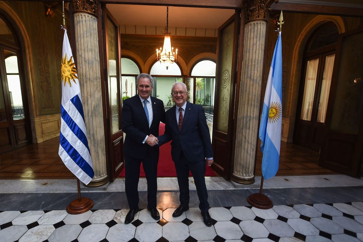 Pablo Quirno y Mario Lubetkin, los cancilleres de la Argentina y de Uruguay se vieron hoy en Montevideo