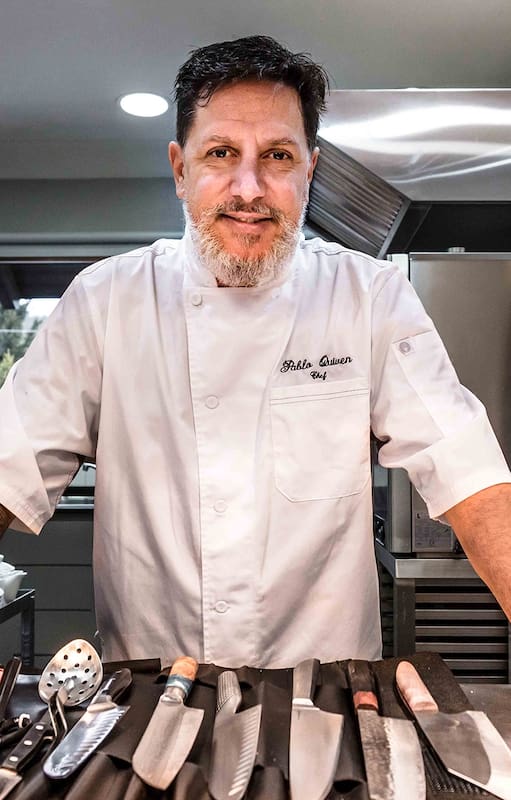 Pablo Quiven está al frente de su restaurante sobre la Av. Bustillo.