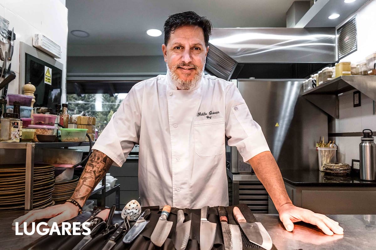Pablo Quiven está al frente de su restaurante sobre la Av. Bustillo.