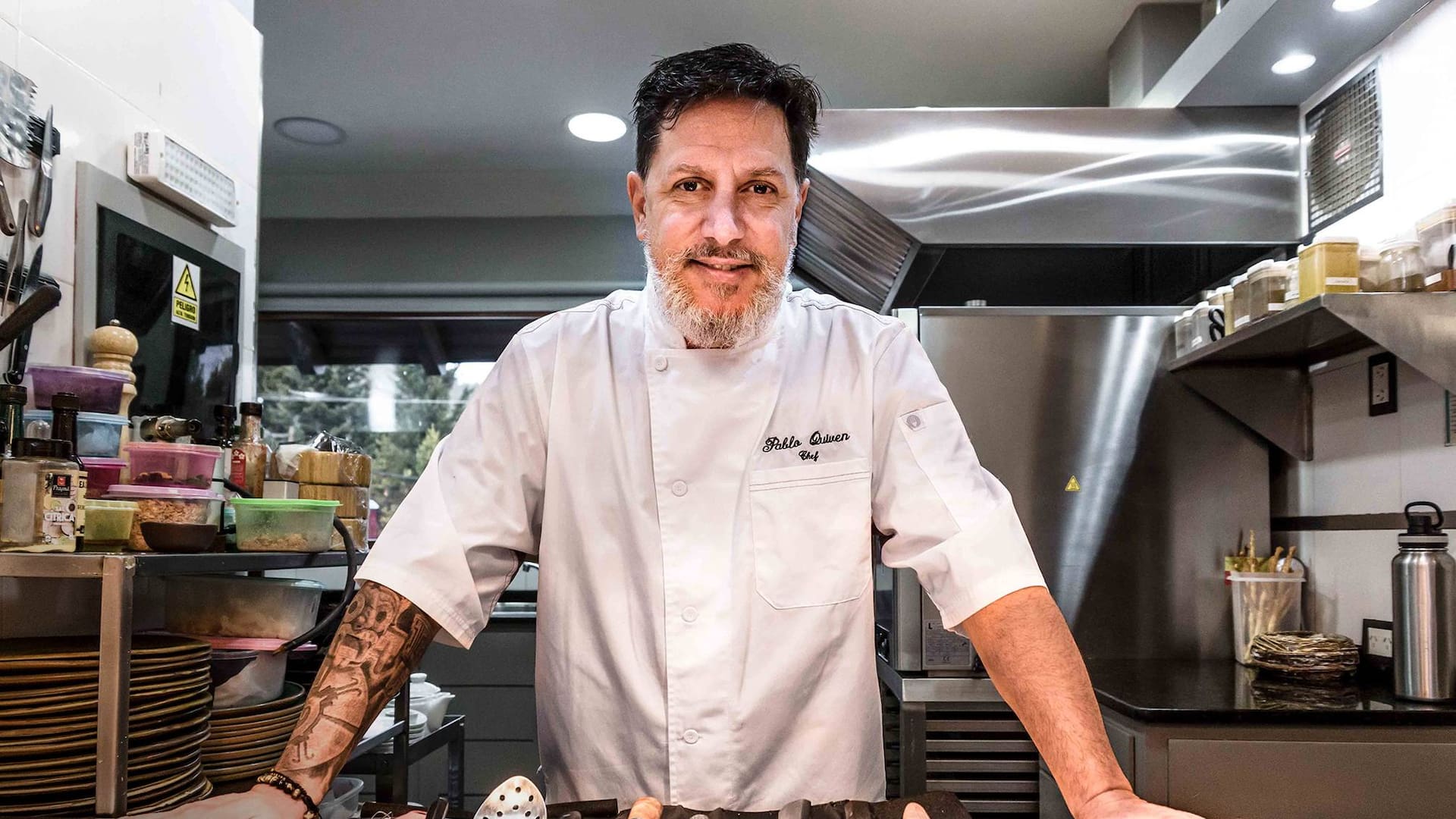 Pablo Quiven está al frente de su restaurante sobre la Av. Bustillo.