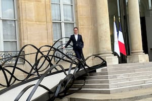 Pablo Reinoso en la inauguración de su instalación "Ríos de Francia", en las escalinatas del Elíseo