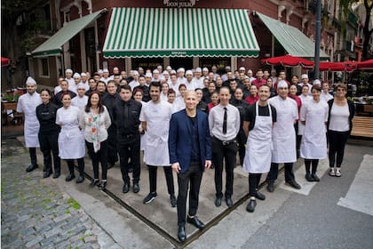 Pablo Rivero en la parrilla Don Julio con su equipo de trabajo