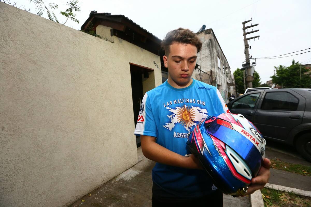 Pablo Rodríguez, hermano de Zaira, con el casco que usaba la joven asesinada