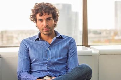 Pablo Schiaffino: "En el mundo moderno la información viaja más rápido y uno tiene una noción más clara del otro debido a la tecnología, la comunicación y las redes sociales. Como que ahora hay menos problemas de información. Por ahí, siempre hubo burnout pero ahora está más democratizado porque es más visible. No hay una diferencia entre lo que es la vida privada y pública por las redes sociales. Yo se dónde vos vivís porque subiste fotos, ya puedo inferir que te gusta el gin tonic, libros que te gustan. También nos enteramos de tu estado anímico”.