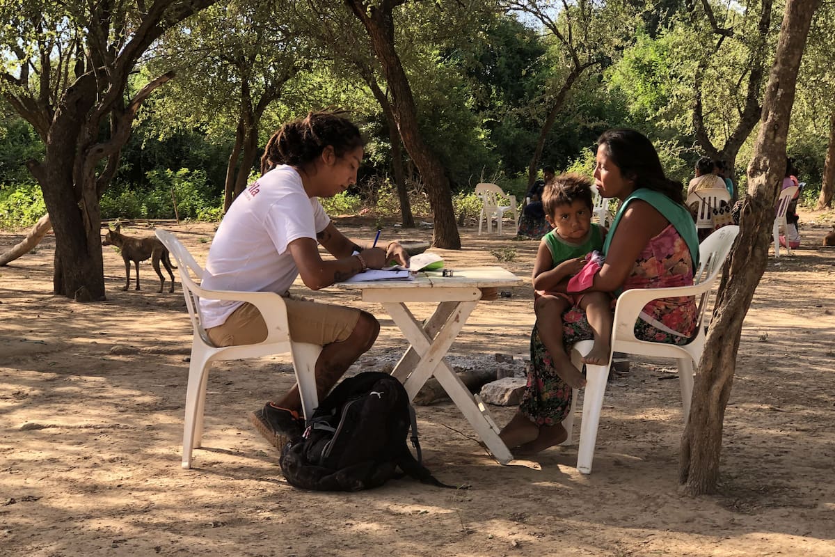 Pablo Sebastián Vera, trabajador social de Pata Pila, atiende a una mamá en la comunidad Vertiente Chica, en Salta
