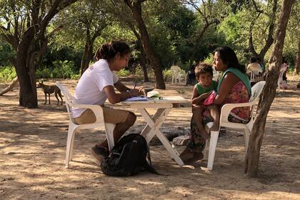 Pablo Sebastián Vera, trabajador social de Pata Pila, atiende a una mamá en la comunidad Vertiente Chica, en Salta
