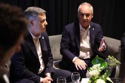Pablo Sibilla (CEO de Renault Argentina) y Fabrice Cambolive (CEO global de la marca Renault), durante una rueda de prensa con periodistas locales