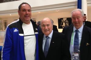 Pablo Silva, con Joseph Blatter, entonces presidente de la FIFA, y Julio Grondona, vicepresidente: ahí nació un acuerdo...y un conflicto millonario