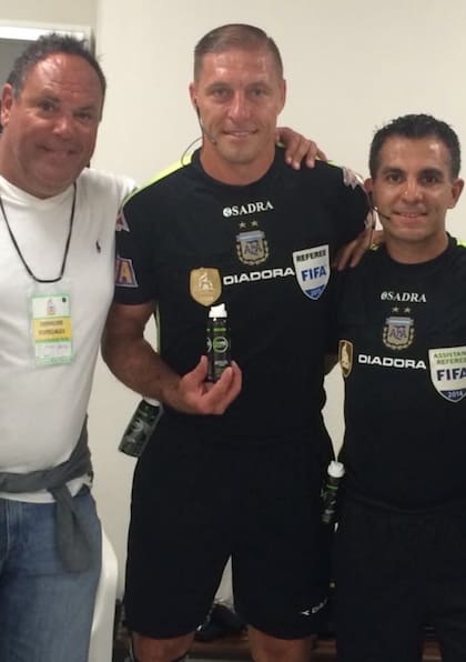 Pablo Silva en Brasil, junto al árbitro Nésto Pitana, durante la Copa del Mundo de 2014.
